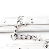 Mousqueton et chaîne du kit bondage blanc | BDSM Empire