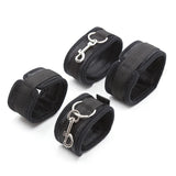 Attaches de Lit BDSM : attaches en gros plan, noir