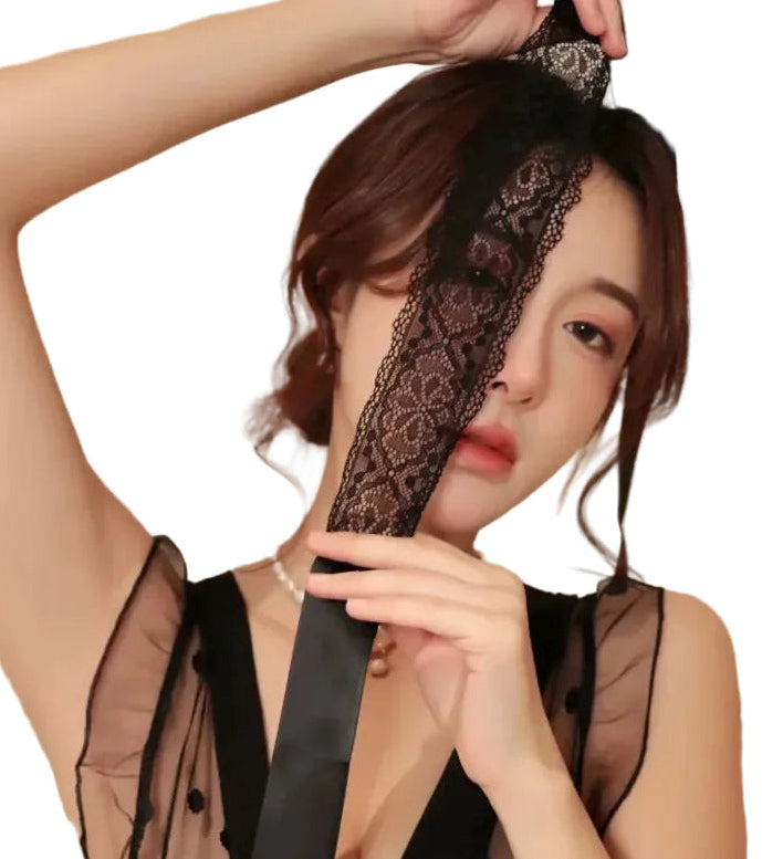 Bandeau pour les Yeux en Dentelle : ruban de dentelle noué sur les yeux, photo 1