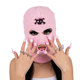 Cagoule rose à patch tête de mort portée, photo originale recadrée