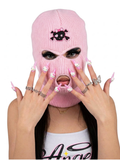 Cagoule rose à patch tête de mort portée, photo originale recadrée