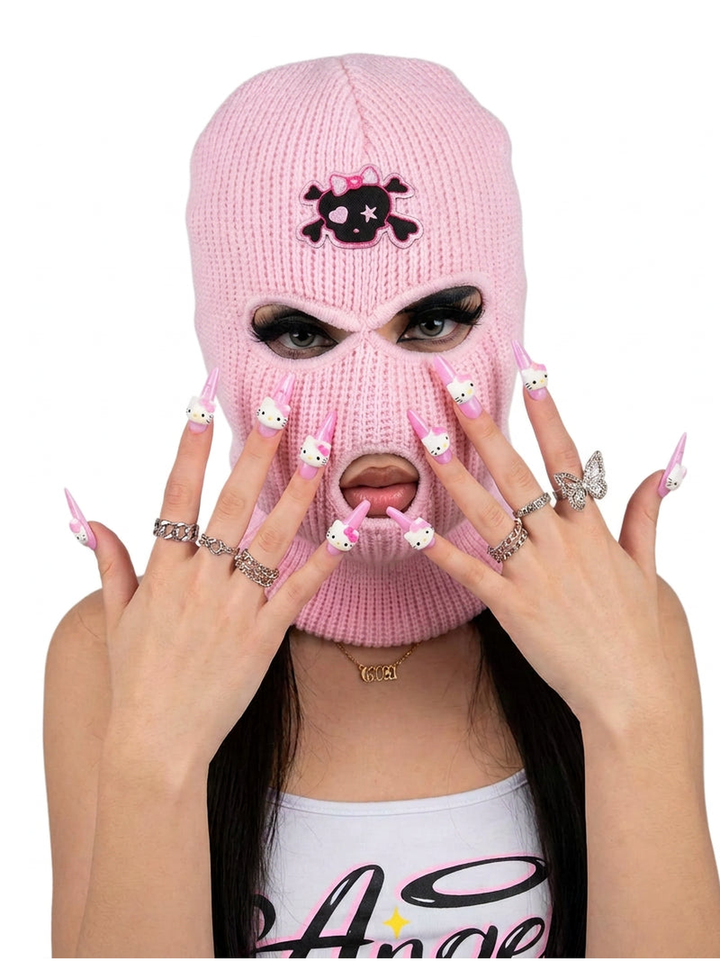 Cagoule rose à patch tête de mort portée, photo originale recadrée