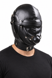 Cagoule Bondage Cuir PU Privation Sensorielle — Noir, bandeau et bâillon boule — porté sur fond blanc