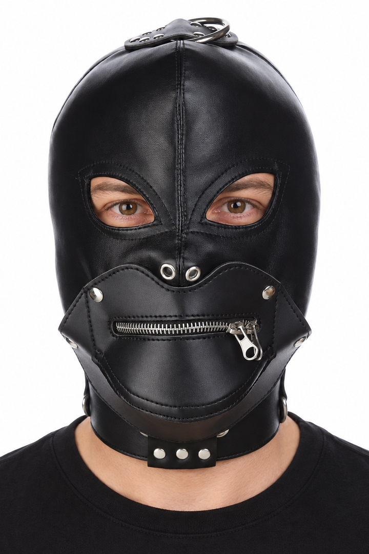Cagoule noire portée, yeux ouverts et bouche zippée