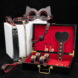 Coffret BDSM Carmin : set liseré rouge rangé dans la mallette, noir et rouge