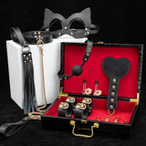 Coffret BDSM Carmin : set noir rangé dans la mallette, noir