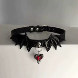 Collier Gothique Cœur Rouge et Chaîne : collier gothique noir, pendentif cœur rouge sombre, photo 4