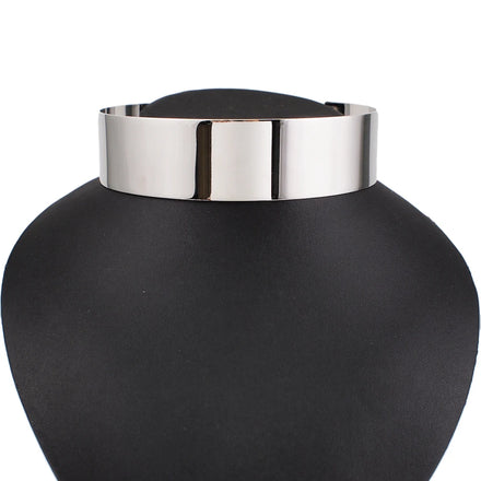 Collier Ras du Cou Rigide Métal Argenté : collier rigide argenté sur buste noir, photo 1