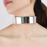 Collier Ras du Cou Rigide Métal Argenté : collier ras du cou argenté porté, photo 2
