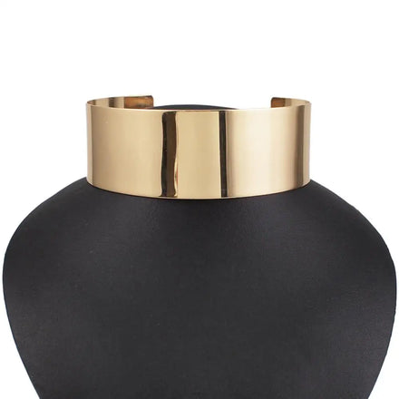 Collier Ras du Cou Rigide Métal Doré : collier rigide doré sur buste noir, photo 1