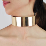 Collier Ras du Cou Rigide Métal Doré : collier ras du cou doré porté, photo 2