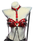 Harnais Soutien-Gorge Rouge à Pointes : harnais soutien-gorge rouge à pointes, têtes de mort et chaînes, photo 1