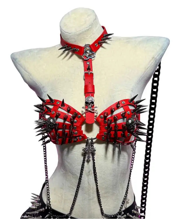 Harnais Soutien-Gorge Rouge à Pointes : harnais soutien-gorge rouge à pointes, têtes de mort et chaînes, photo 1