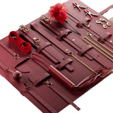 Kit BDSM Luxe 12 Pièces : pochette ouverte, pièces rangées, rouge