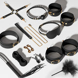 Kit BDSM Luxe 12 Pièces : pièces à plat sur fond clair, noir