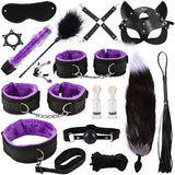 Kit BDSM Peluche 16 Pièces : les 16 accessoires à plat, doublure violette et vibromasseur violet