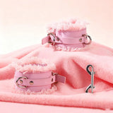 Kit Bondage Débutant Rose : menottes bordées de fourrure en gros plan, rose