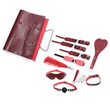 Kit Dominatrice Minuit : pochette et pièces disposées, rouge