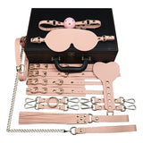 Mallette BDSM Pigalle : ensemble devant la mallette fermée, rose