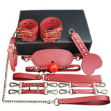 Mallette BDSM Pigalle : ensemble devant la mallette fermée, rouge