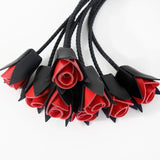 Martinet 8 Roses Noir et Rouge BDSM : martinet à huit roses, photo 2