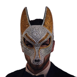 Masque chacal argenté à oreilles dorées porté, photo originale recadrée