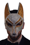 Masque chacal argenté à oreilles dorées porté, photo originale recadrée