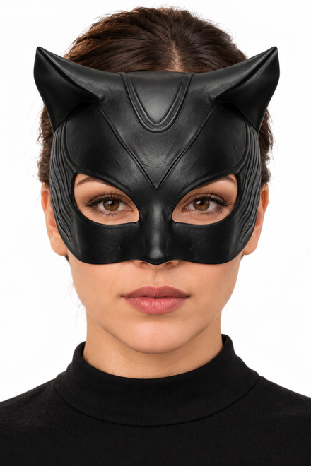 Masque chat latex noir porté, vue de face sur fond blanc