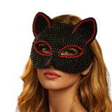 Masque chat noir et rouge à strass porté, photo originale recadrée