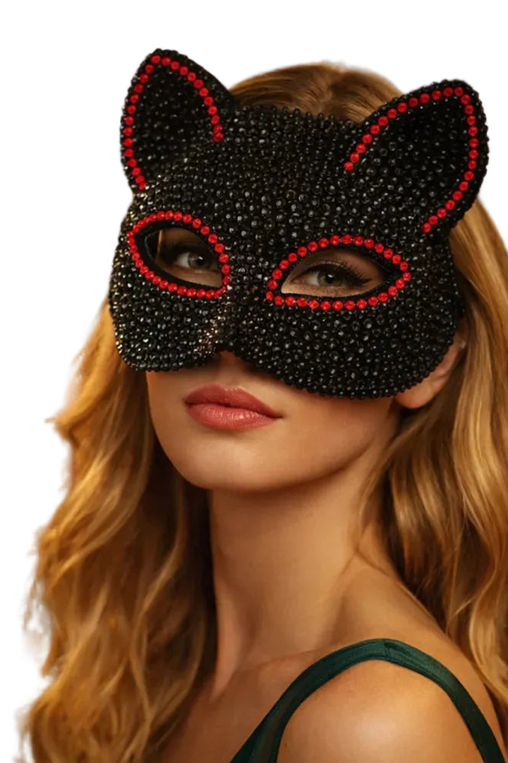 Masque chat noir et rouge à strass porté, photo originale recadrée