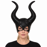 Masque à cornes noir porté, ouvertures des yeux dégagées