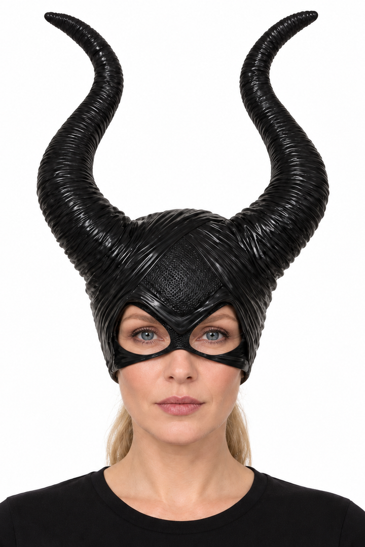 Masque à cornes noir porté, ouvertures des yeux dégagées