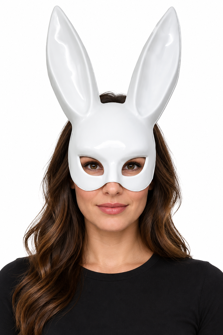 Masque Lapin Laqué Noir ou Blanc — Blanc — porté sur fond blanc