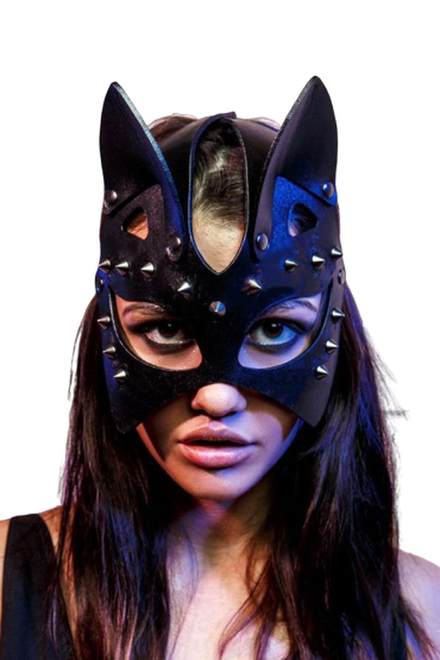 Masque Chat   Similicuir — Clouté — porté sur fond blanc