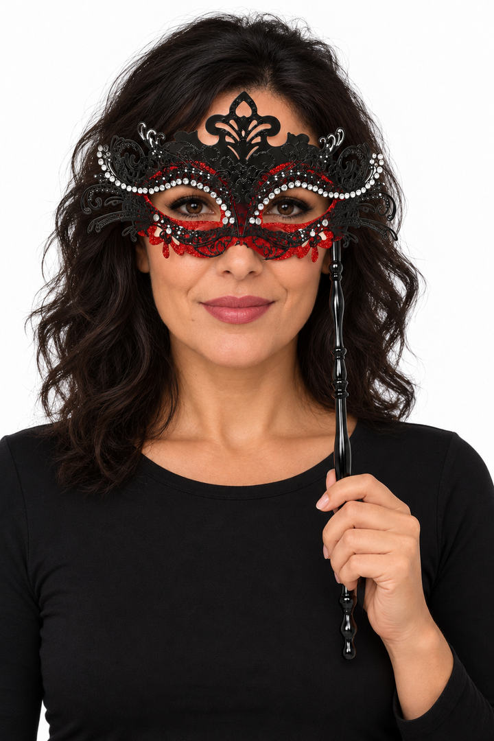Masque Vénitien Métal Strass sur Baguette — Noir et rouge — porté sur fond blanc