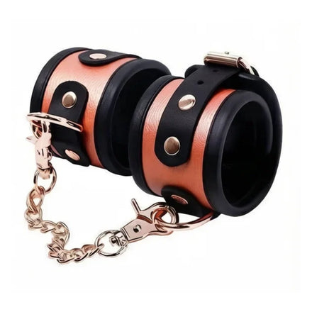 Menottes Cuir Bicolore Chaîne Or Rose : menottes noir et cognac reliées par une chaîne, photo 1