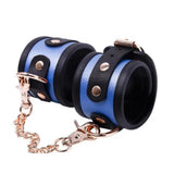 Menottes Cuir Bicolore Chaîne Or Rose : menottes noir et bleu reliées par une chaîne, photo 2