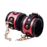 Menottes Cuir Bicolore Chaîne Or Rose : menottes noir et rouge reliées par une chaîne, photo 3