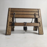 Mini Chevalet BDSM Atelier en Bois : vue de face rapprochée sur les rivets dorés, photo 3