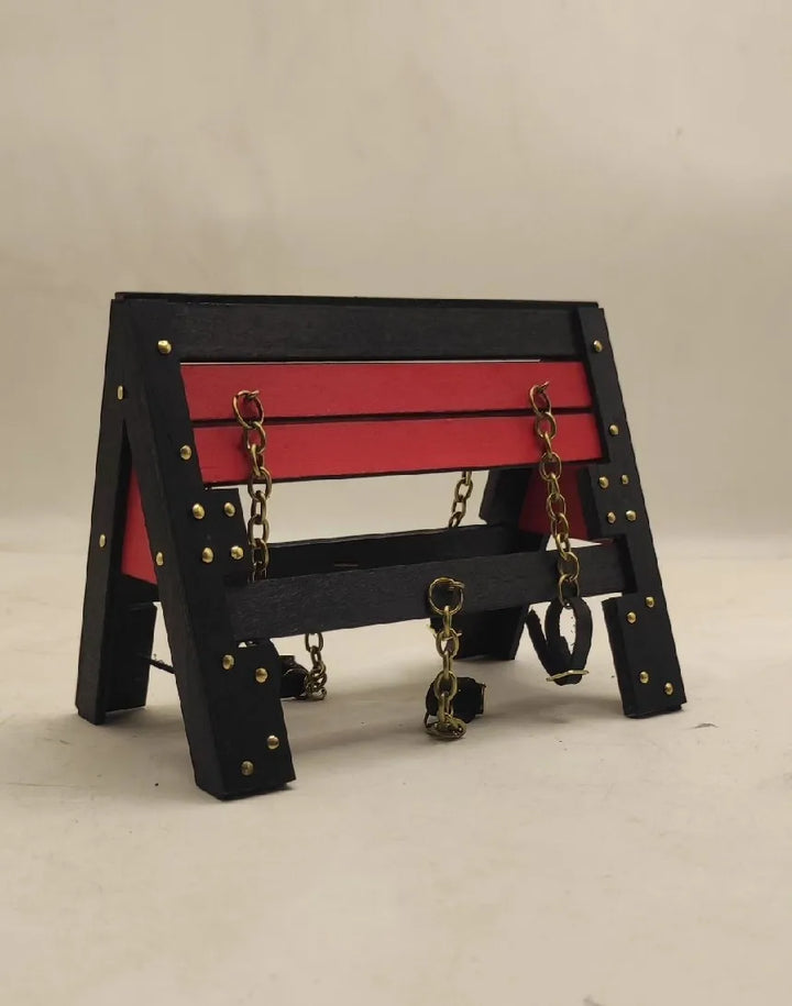 Mini Chevalet BDSM Boudoir Noir et Rouge : vue de trois quarts avec attaches suspendues, photo 3