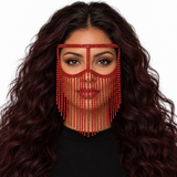 Voile de visage rouge porté, longue chevelure volumineuse