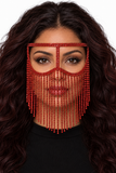 Voile de visage rouge porté, longue chevelure volumineuse