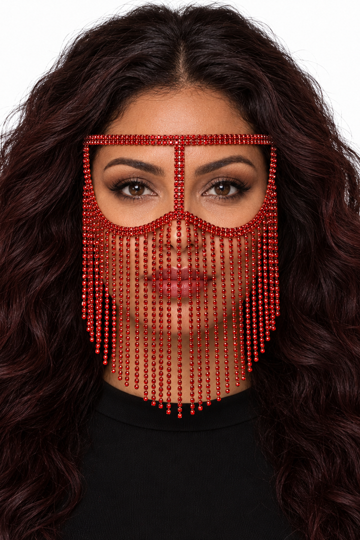 Voile de visage rouge porté, longue chevelure volumineuse